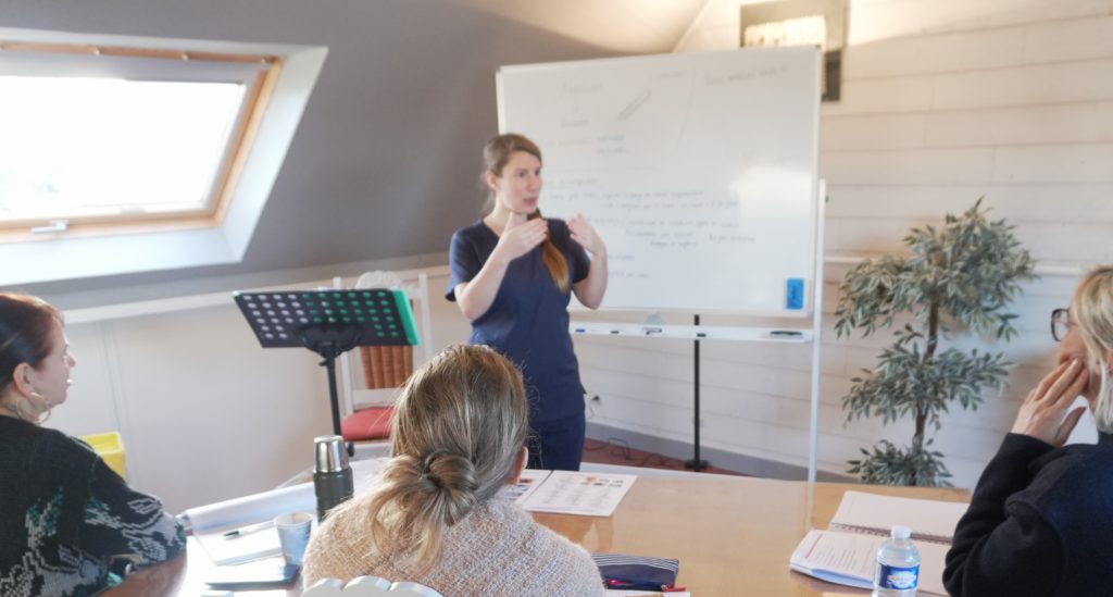 formation en hirudothérapie en salle de cours en petit groupe